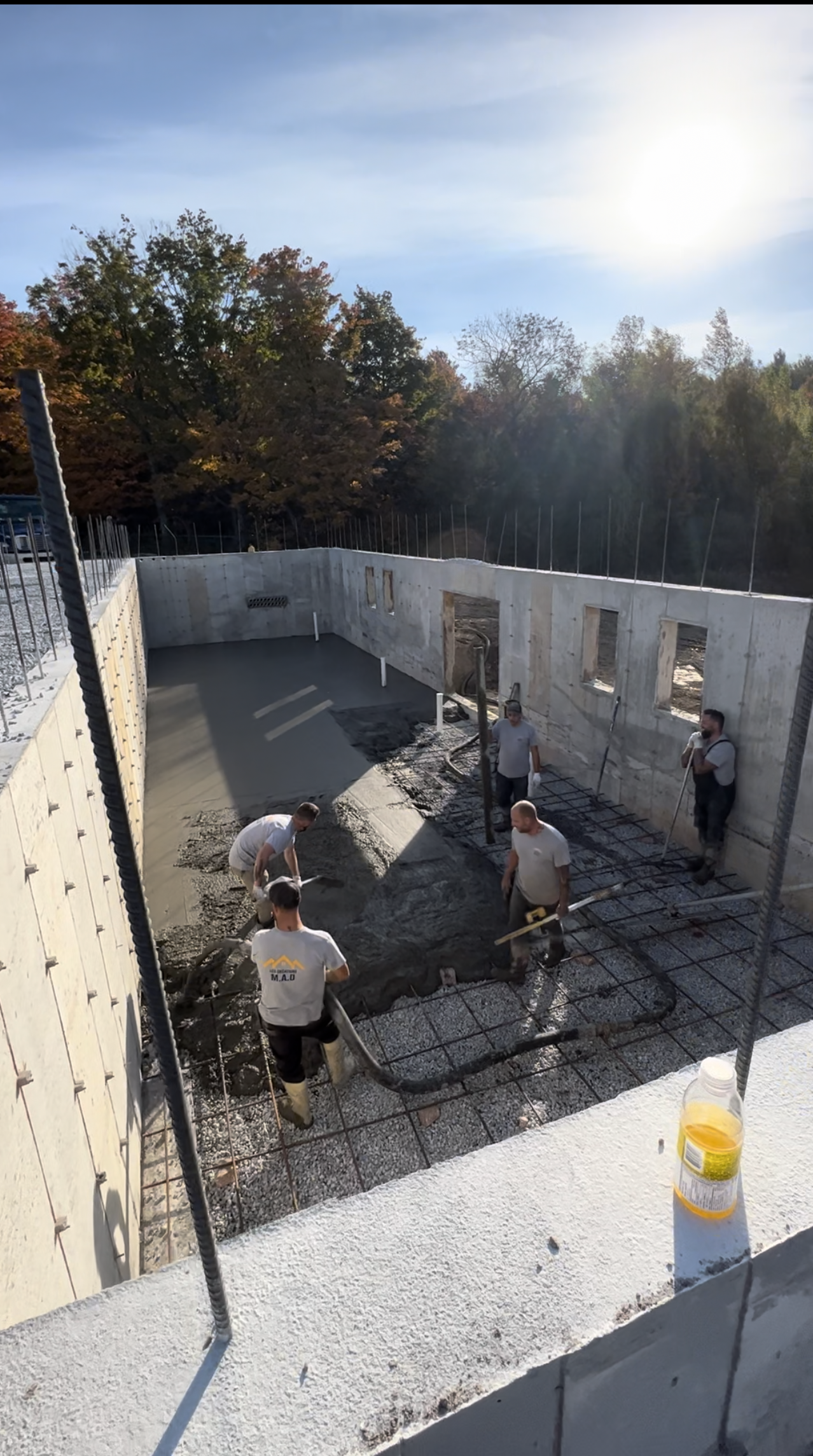 Un groupe de personnes travaille sur un chantier de construction.
