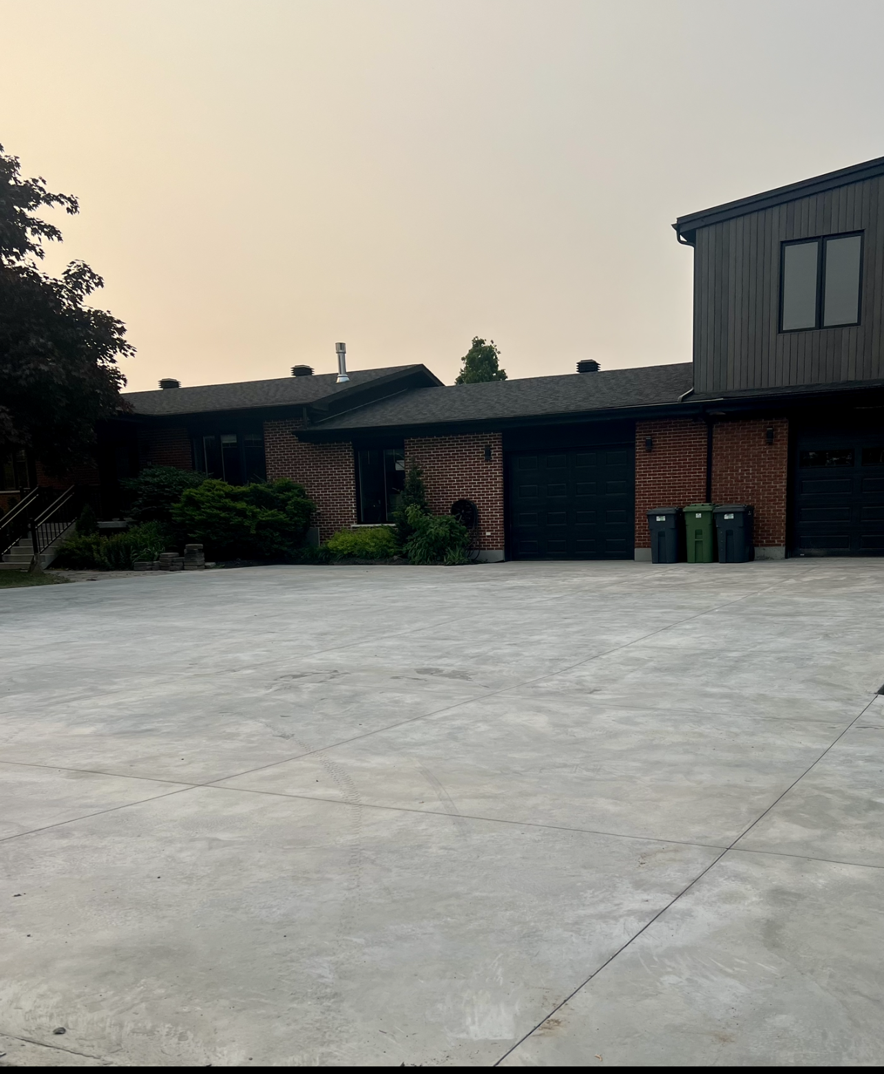 Une maison avec une allée en béton devant