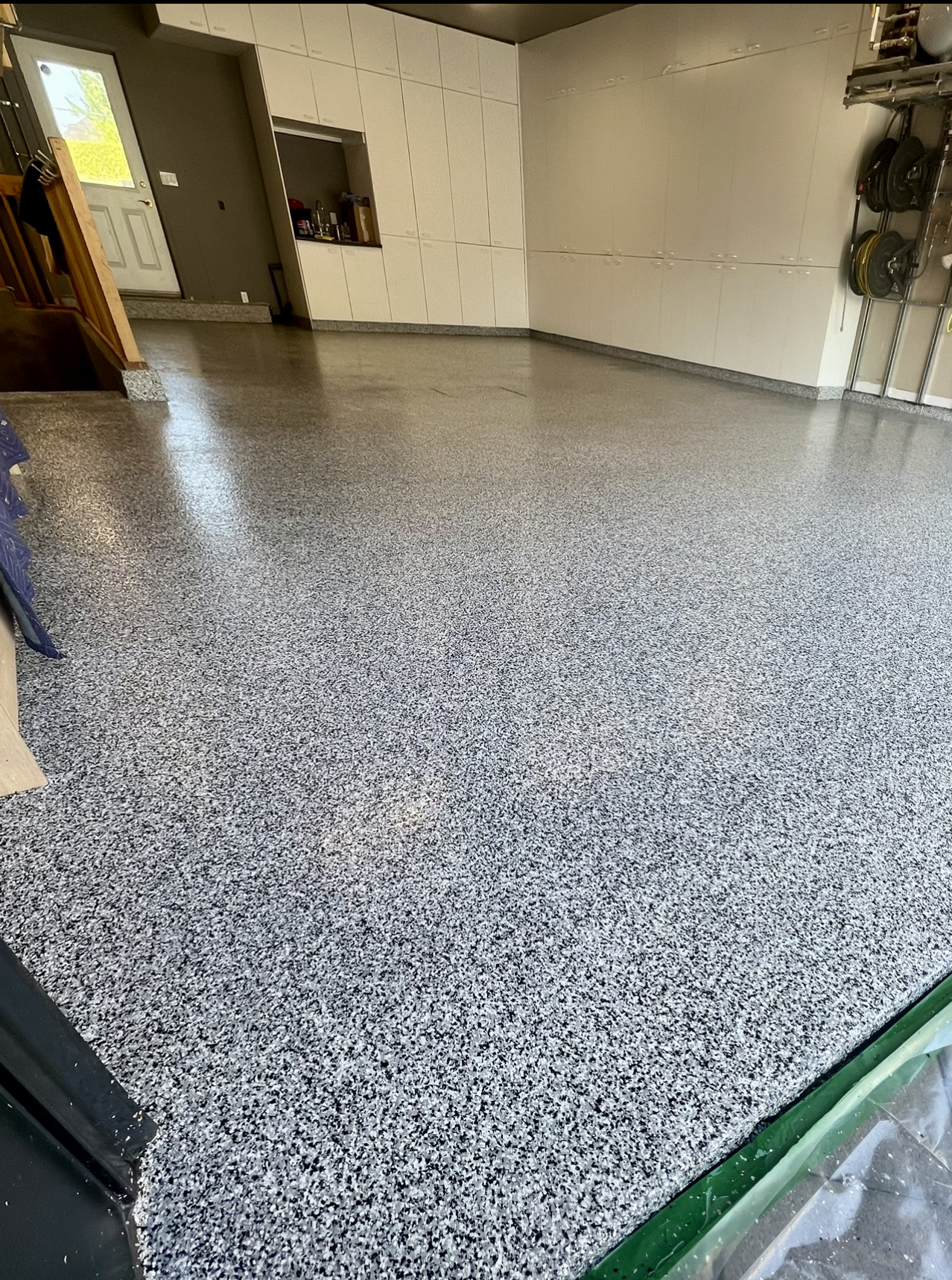 Un sol de garage avec beaucoup de petites pierres dessus.