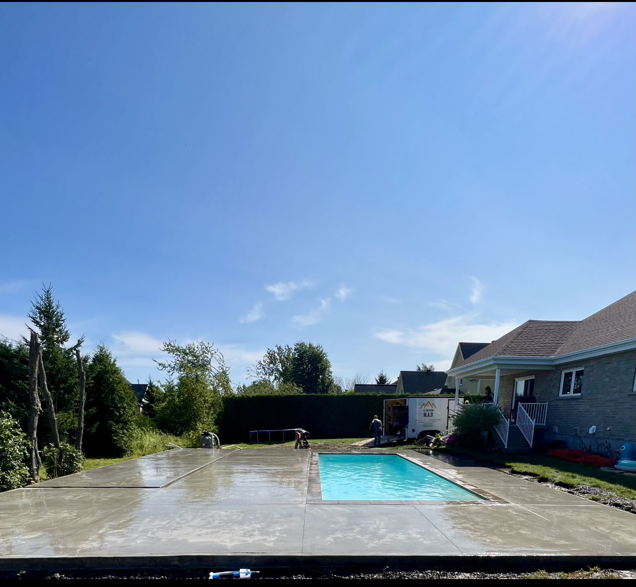 Une grande piscine dans la cour d'une maison