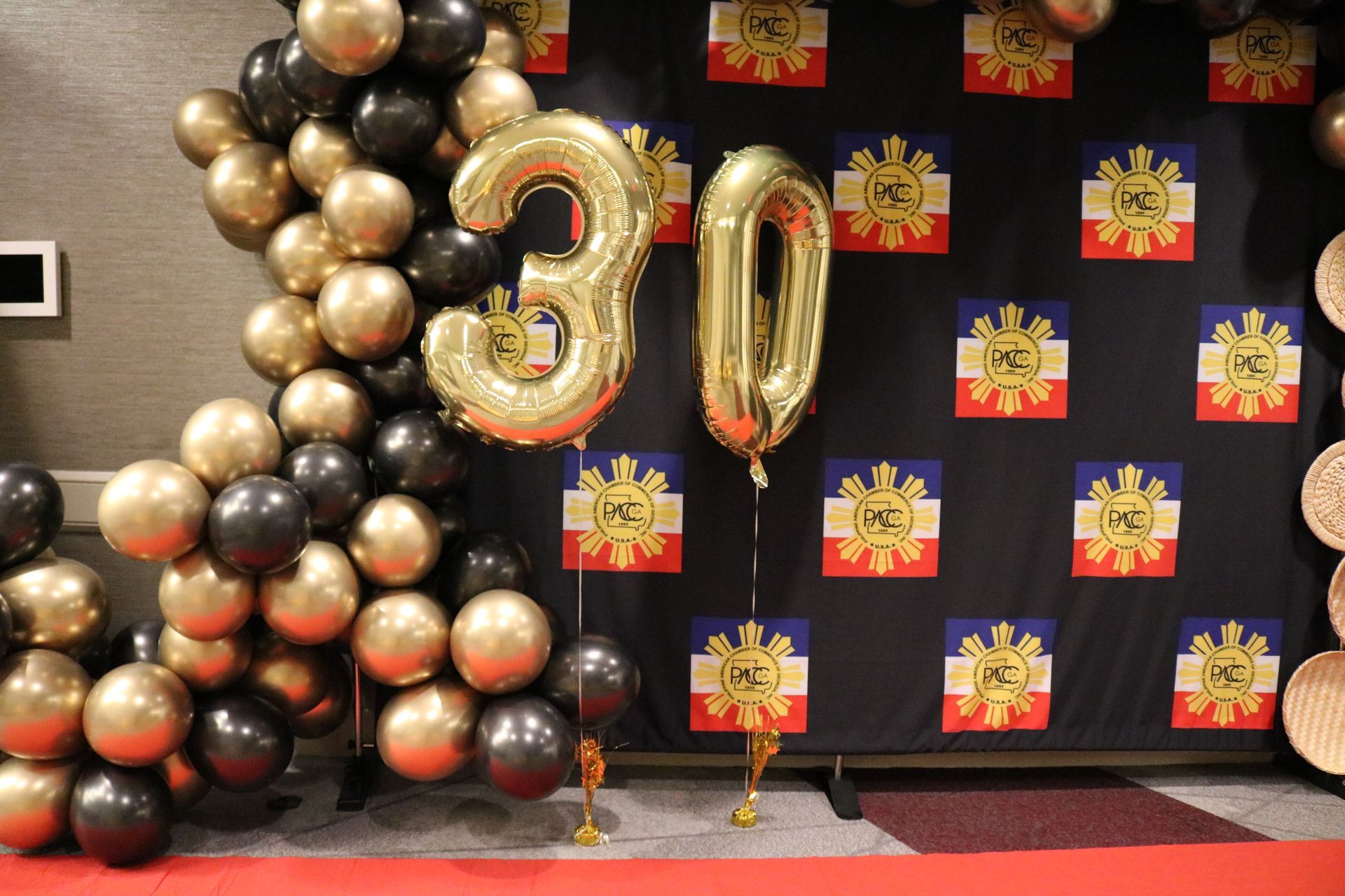 Black and gold balloon arch, gold 