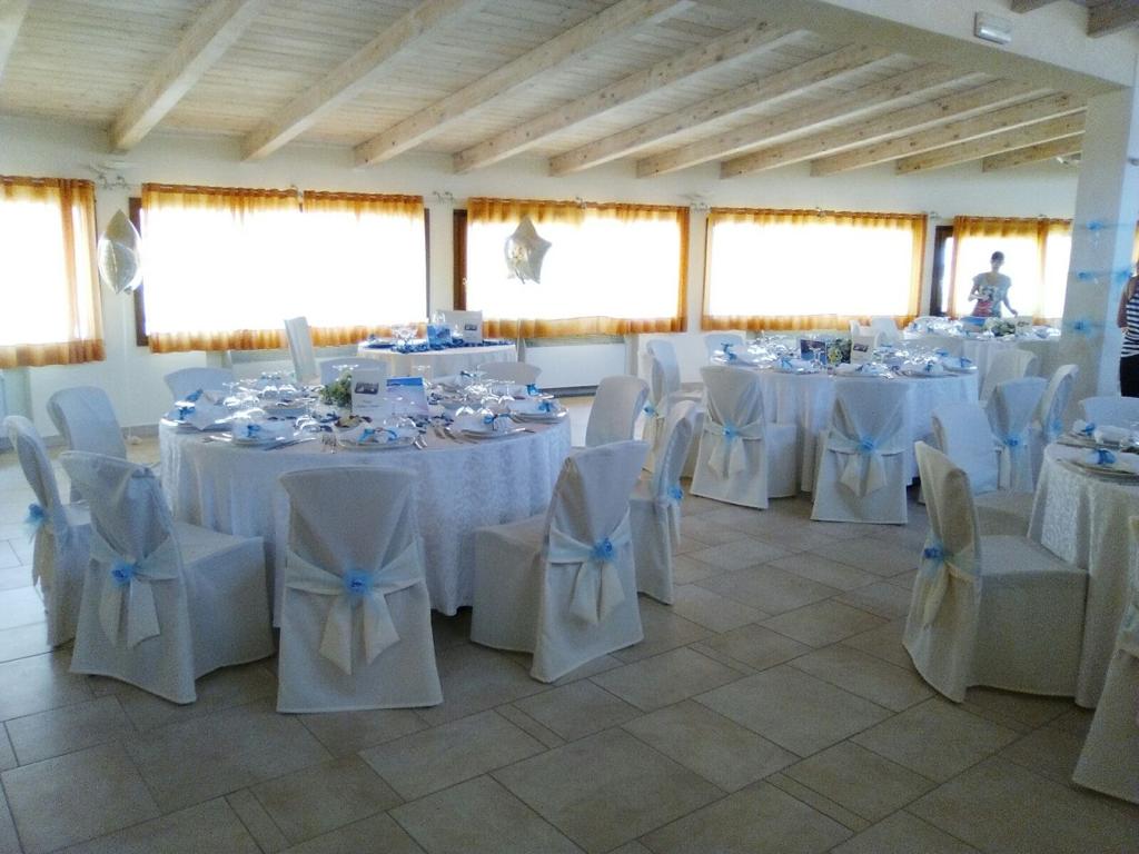 Tavoli apparecchiati di bianco e blu