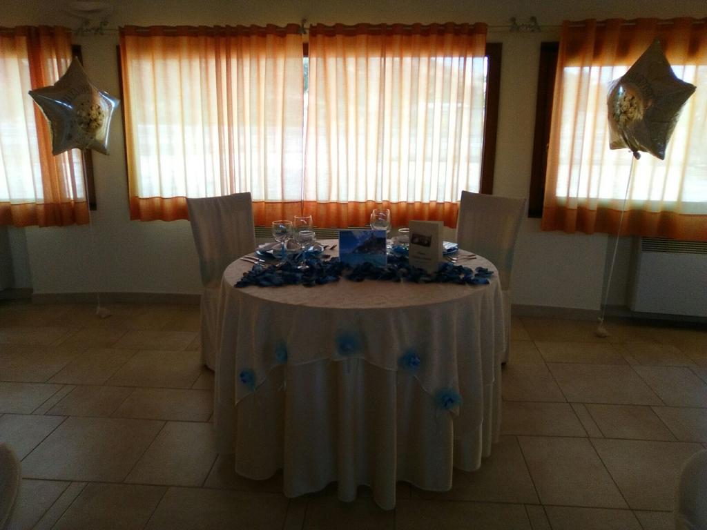 Tavolo bianco e blu per gli sposi