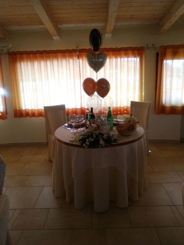 Tavolo matrimonio con palloncini
