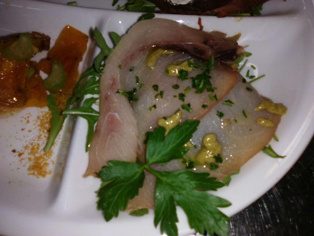 Piatto di pesce con prezzemolo