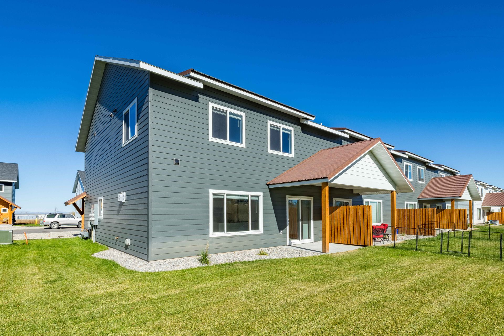 A row of houses are sitting next to each other in a residential area.