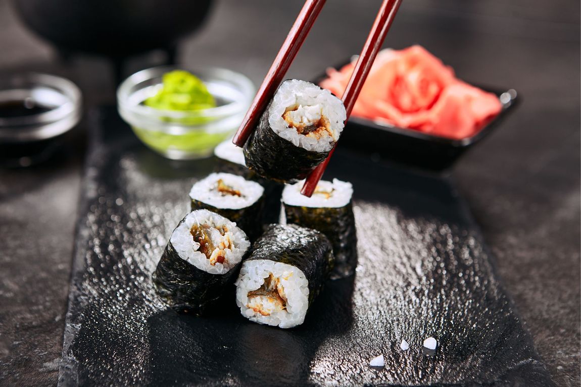 Composizione di sushi, sashimi e salsa di rafano