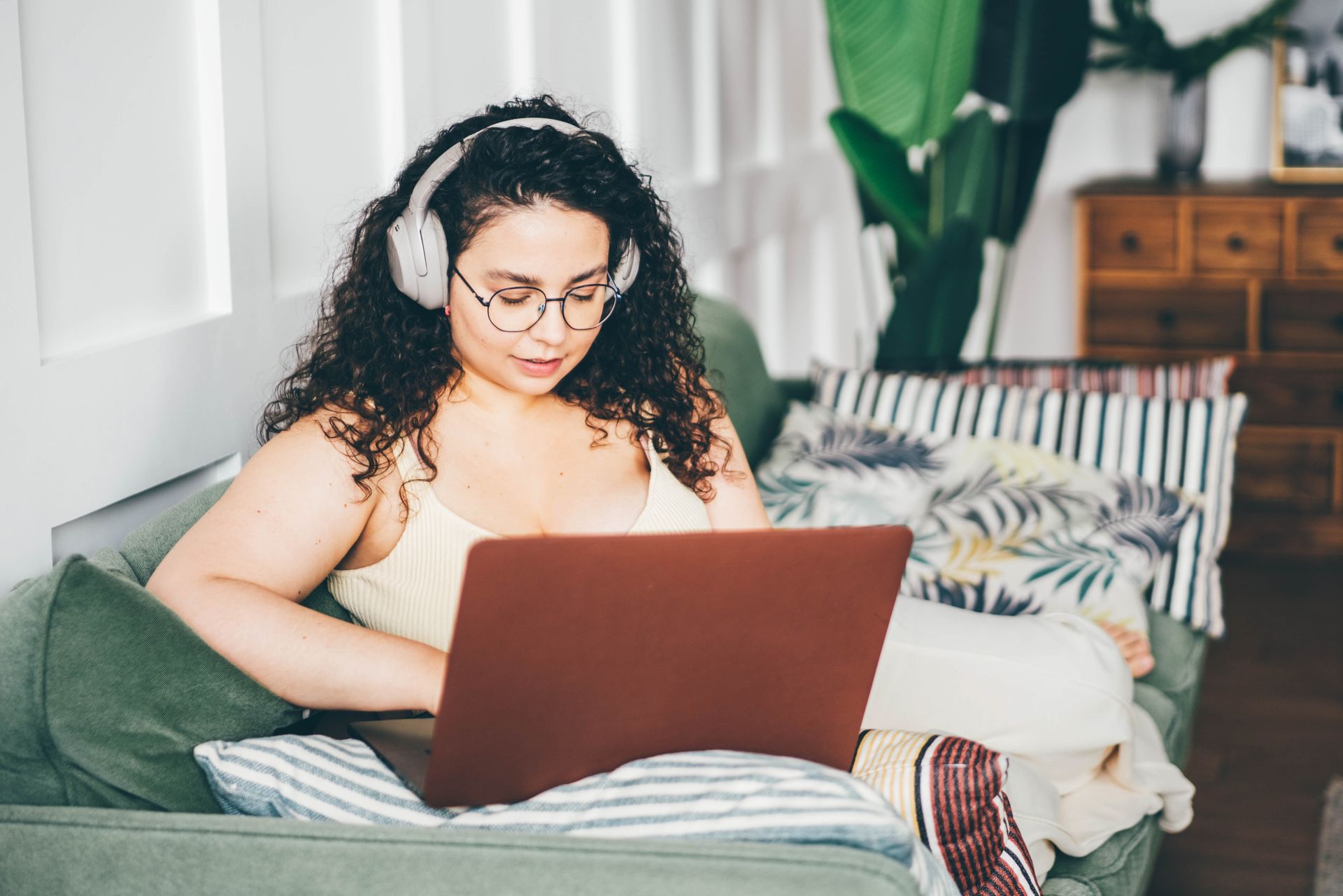 the woman does research on her laptop, she is researching motivation vs discipline