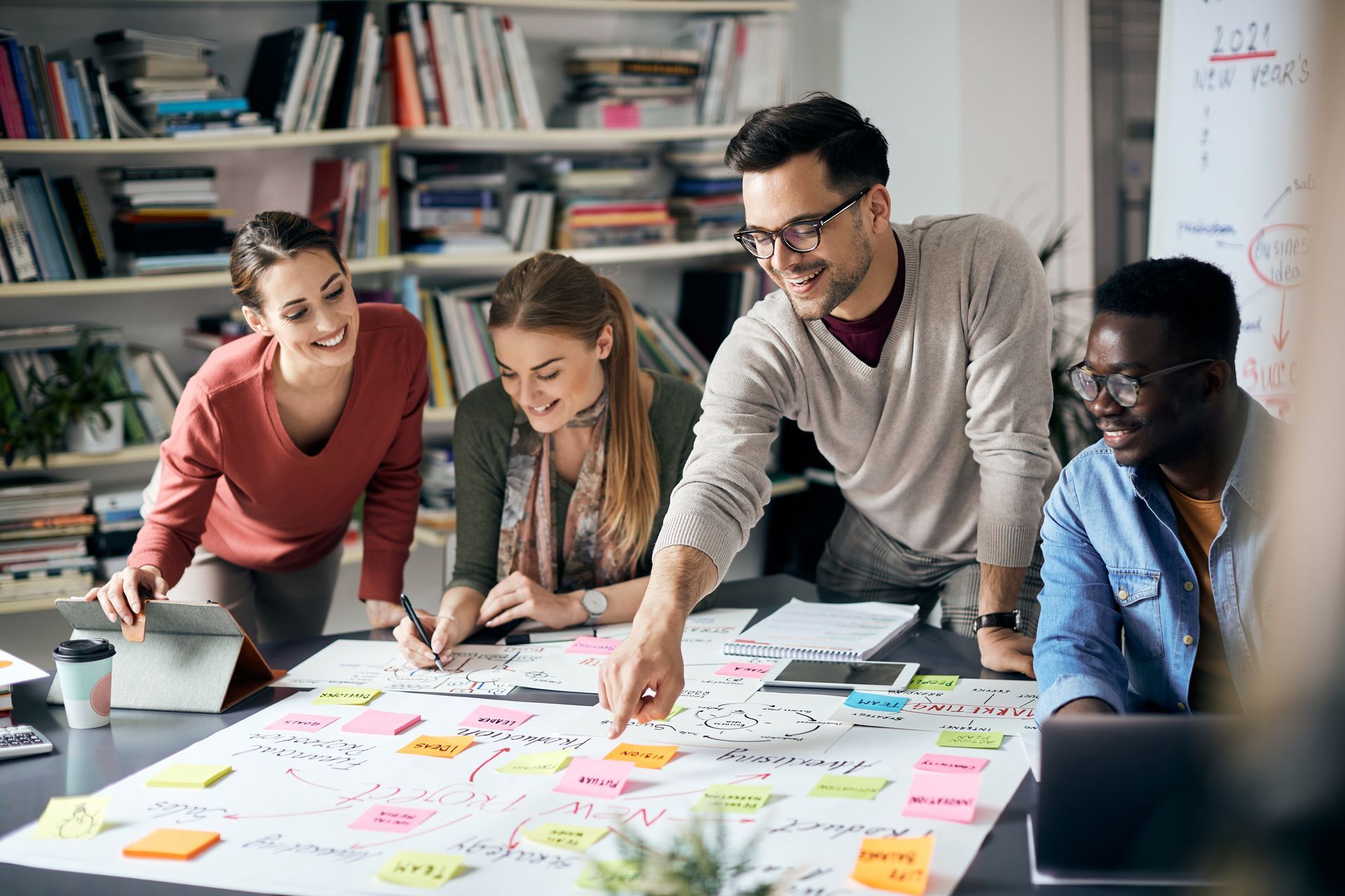 coworkers together discovering mind mapping benefits