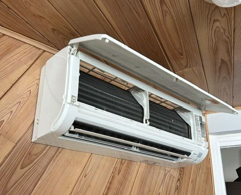 Mintz Heating & Cooling service vehicles outside a commercial warehouse in Fort Lauderdale, FL