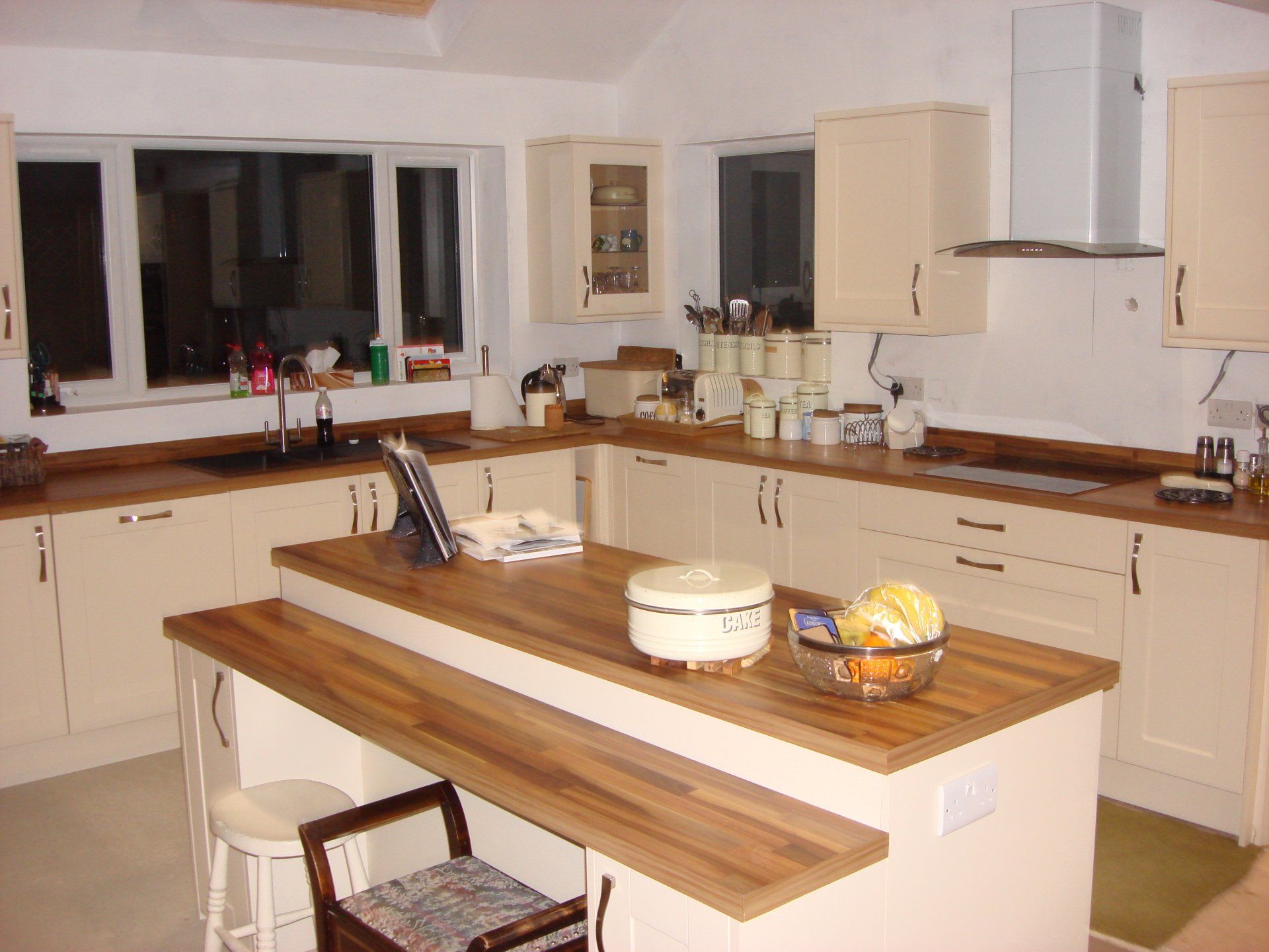 kitchen fitted with dining area