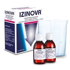 Una caja de jarabe para la tos Izinova junto a dos botellas de jarabe para la tos.