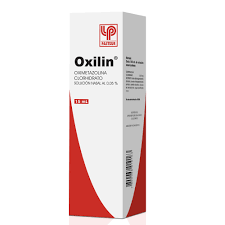 Se muestra una caja de oxilina sobre un fondo blanco.