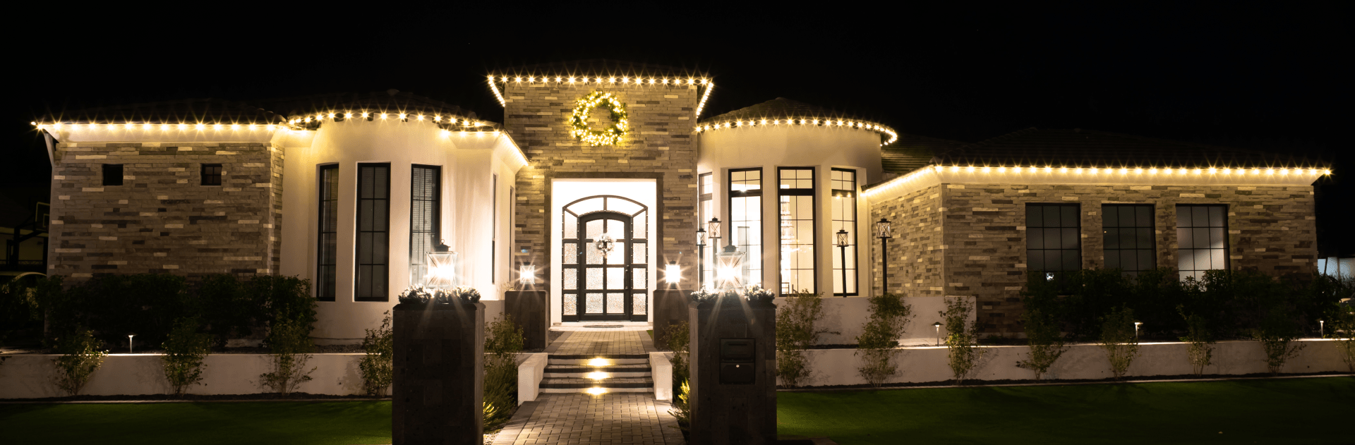 residential home in Gilbert, Arizona with warm white LED Christmas lights and wreath