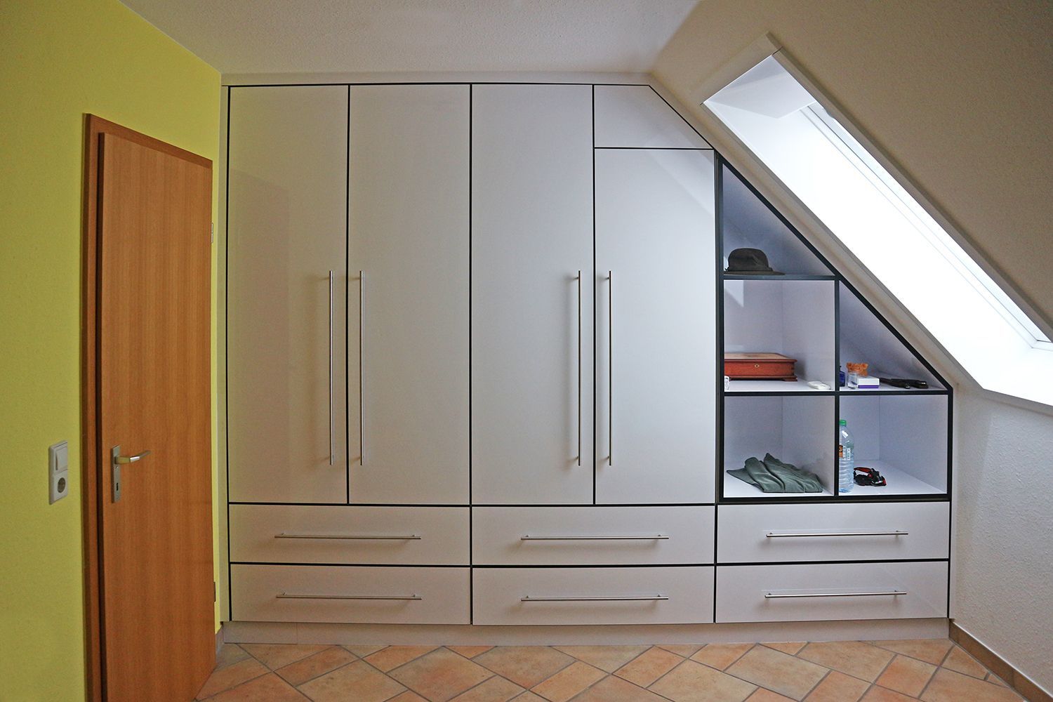 Ein Einbauschrank in einer Dachschrege, ein Möbel nach Maß.