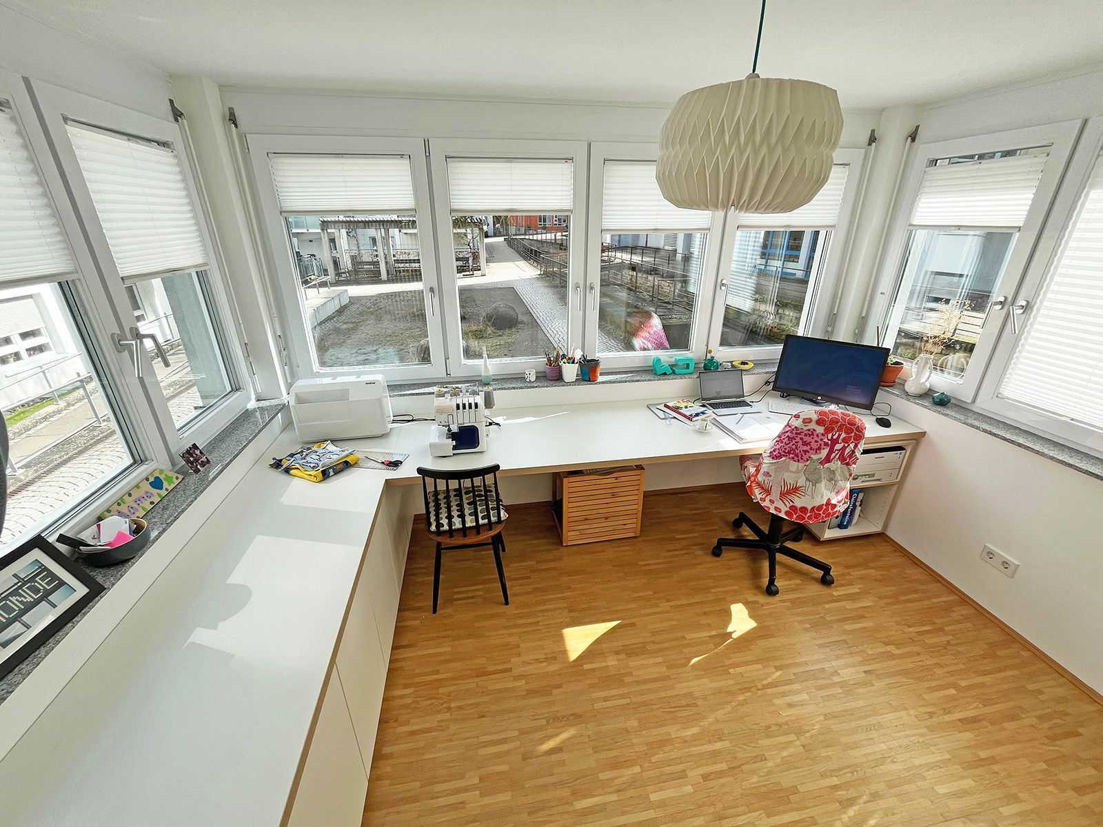 Ein Büro Eckschreibtisch. Ein Möbel nach Maß.