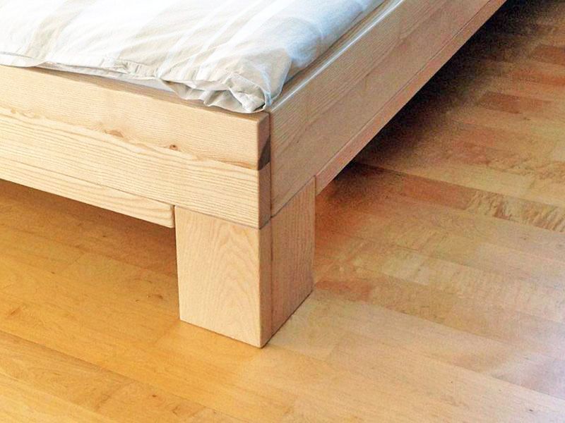 Ein Handgeschreinertes Doppelbett.