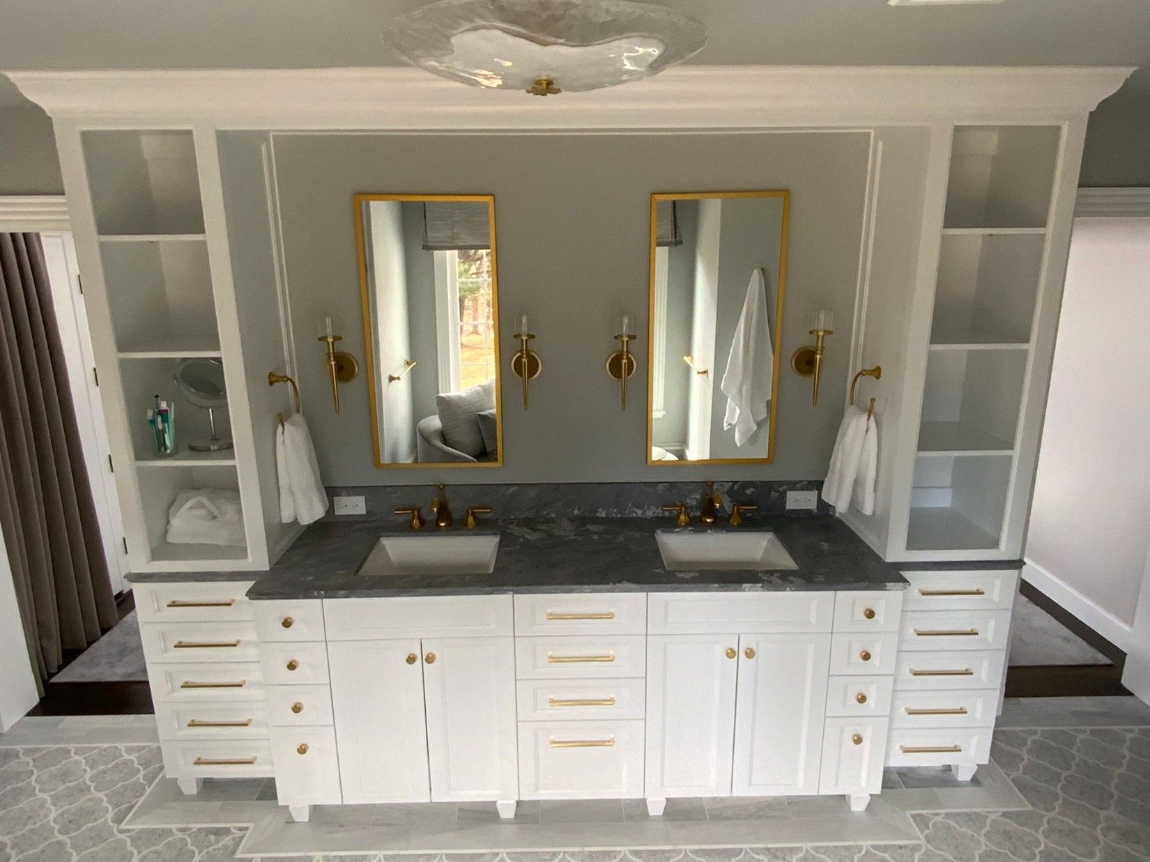 A bathroom with two sinks and two mirrors