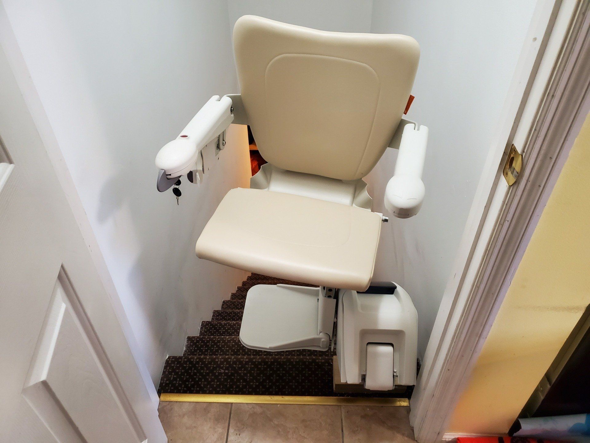 1100 chair lift - stair lift - installations