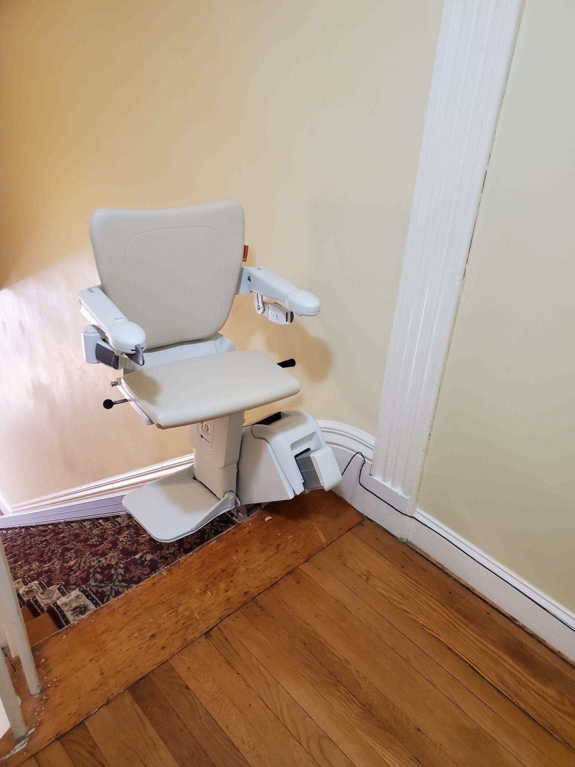 1100 chair lift - stair lift - installations