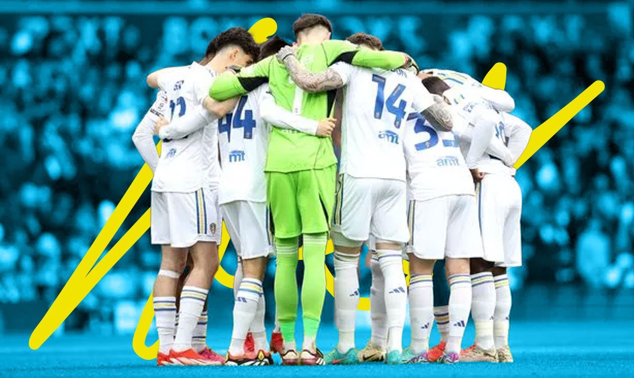 Leeds United tea huddle together before kick off