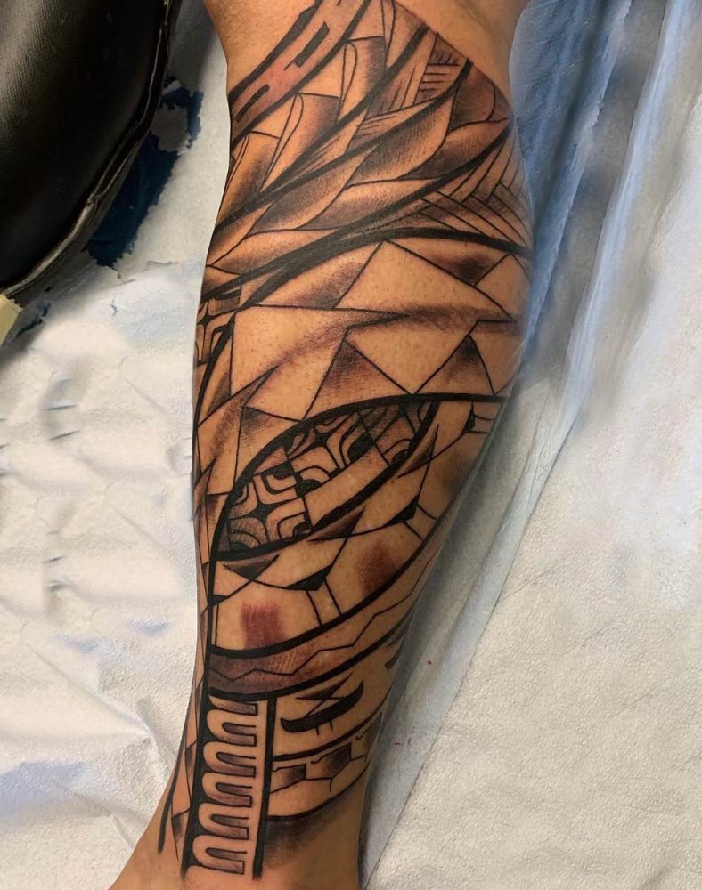 A close up of a tattoo on a person 's leg