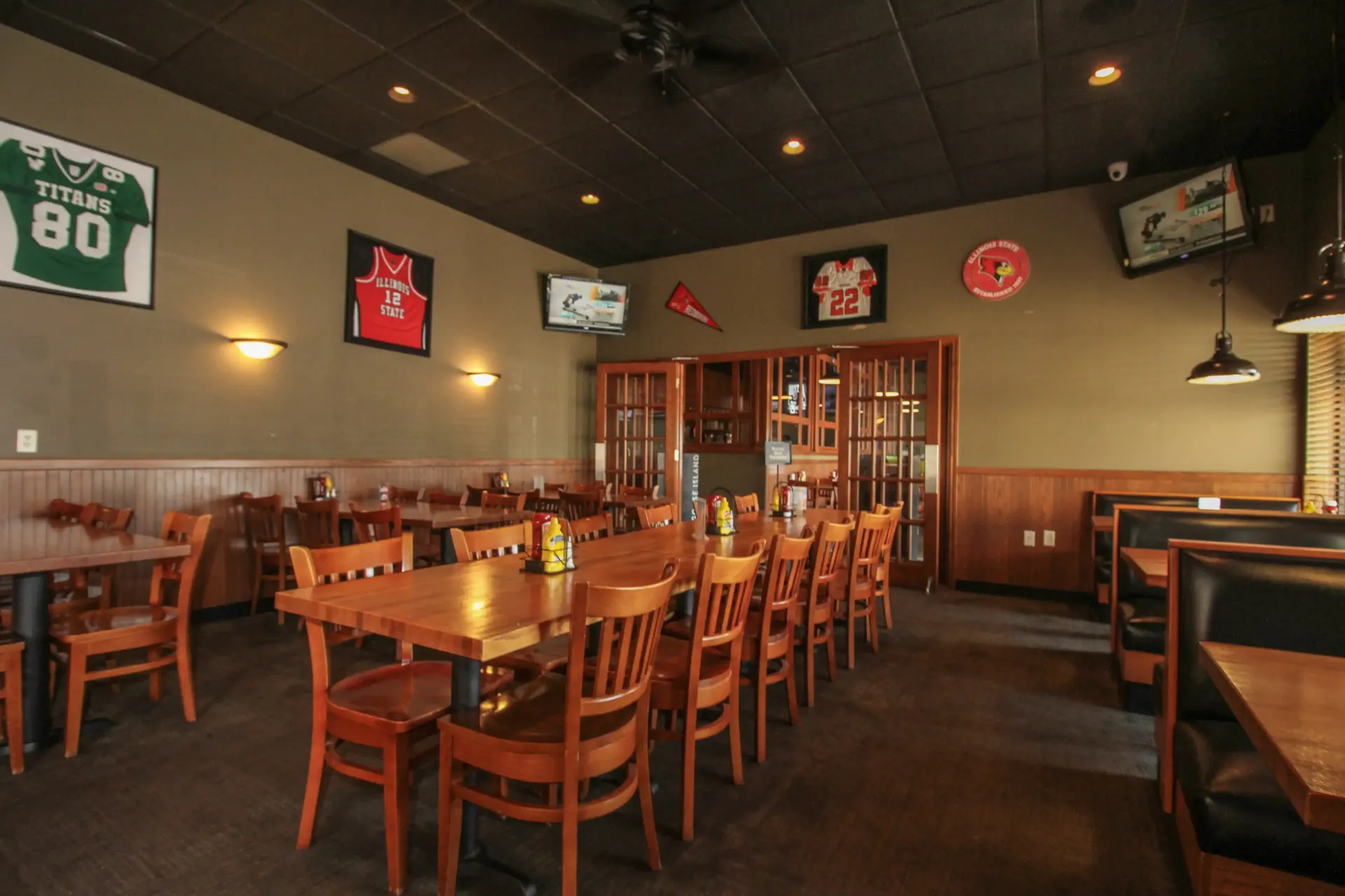 A restaurant with tables and chairs and a ceiling fan.