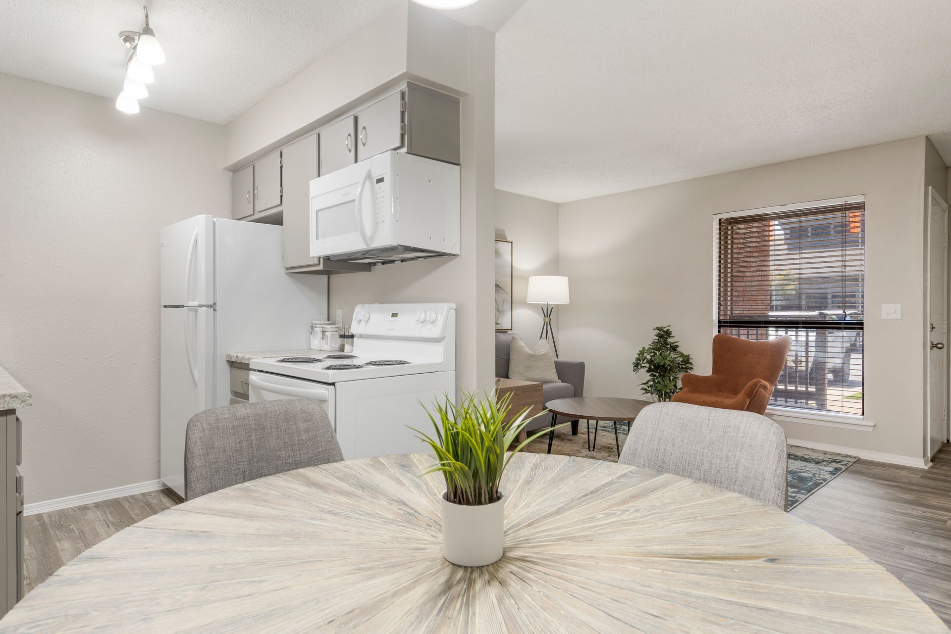 echo trail dining room and kitchen 3