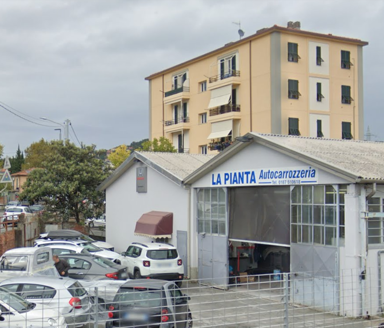 La vetrina della concessionaria automobilistica 