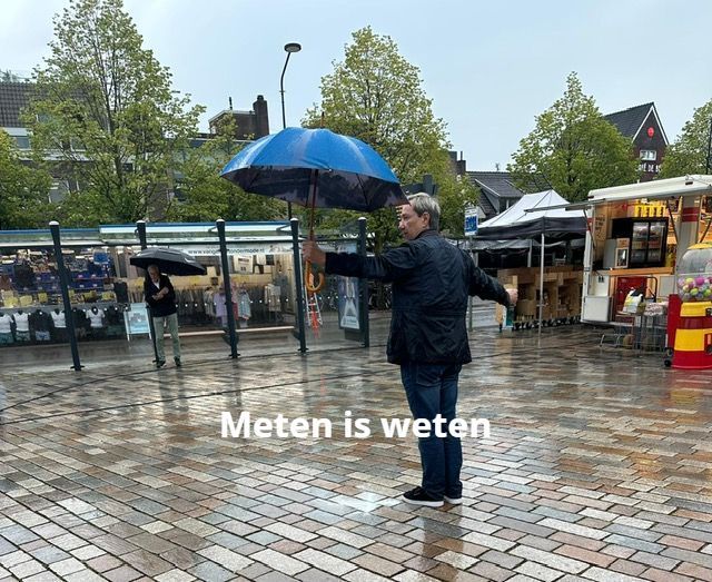 Een man die een blauwe paraplu vasthoudt in de regen met het onderschrift meten is weten