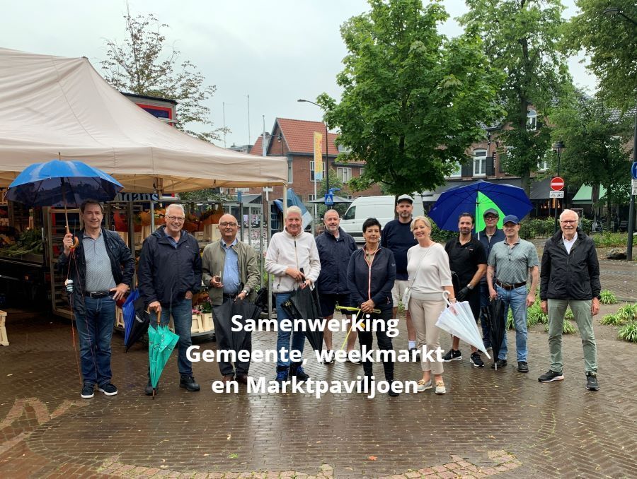 Een groep mensen die met paraplu's in de regen staan.