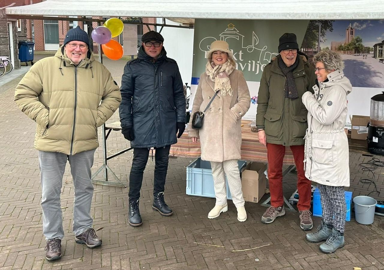 Een groep mensen die naast elkaar op een stoep van bakstenen staan.
