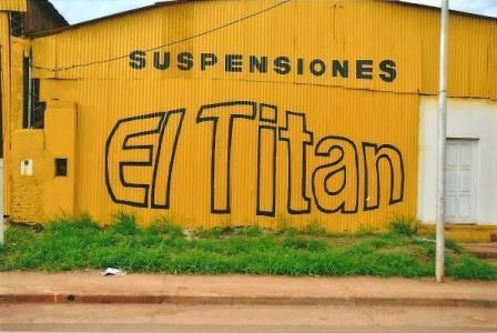 Edificio amarillo con la inscripción 