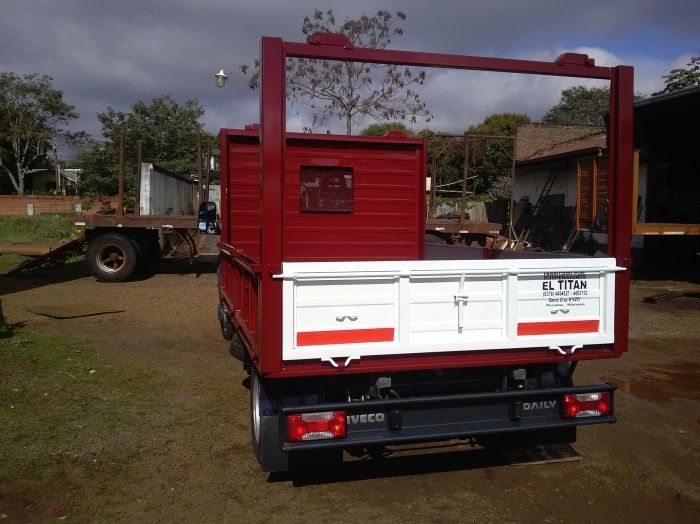 Caja de camioneta roja y blanca al aire libre.