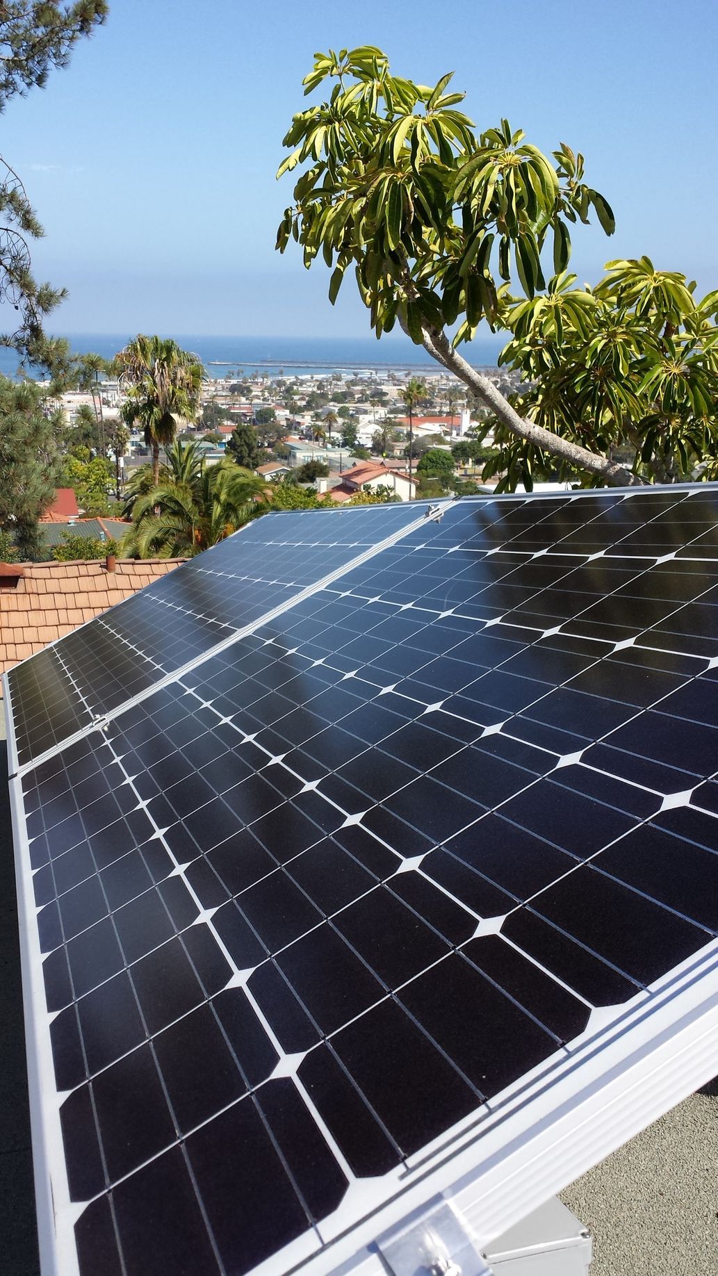 A row of solar panels sitting on top of a roof