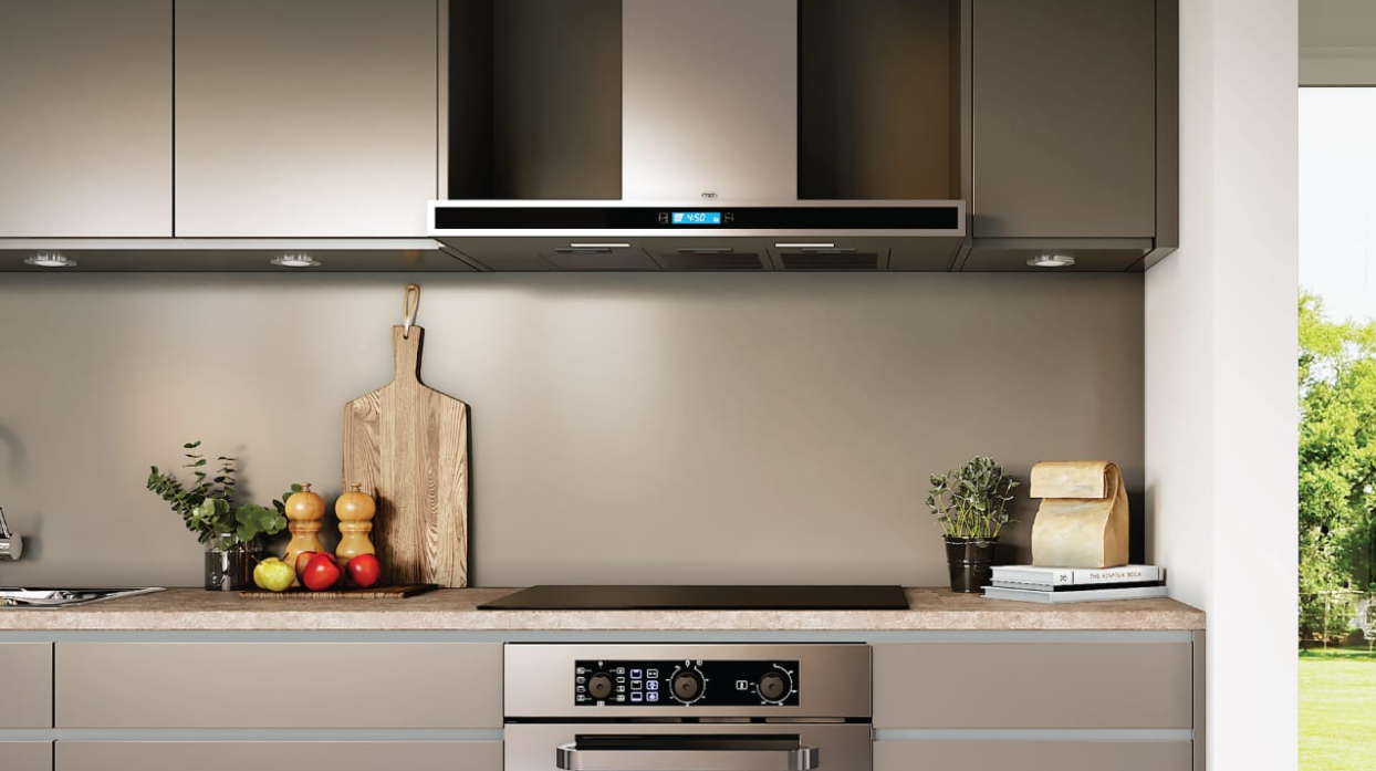 Una cocina con electrodomésticos de acero inoxidable y una tabla de cortar.