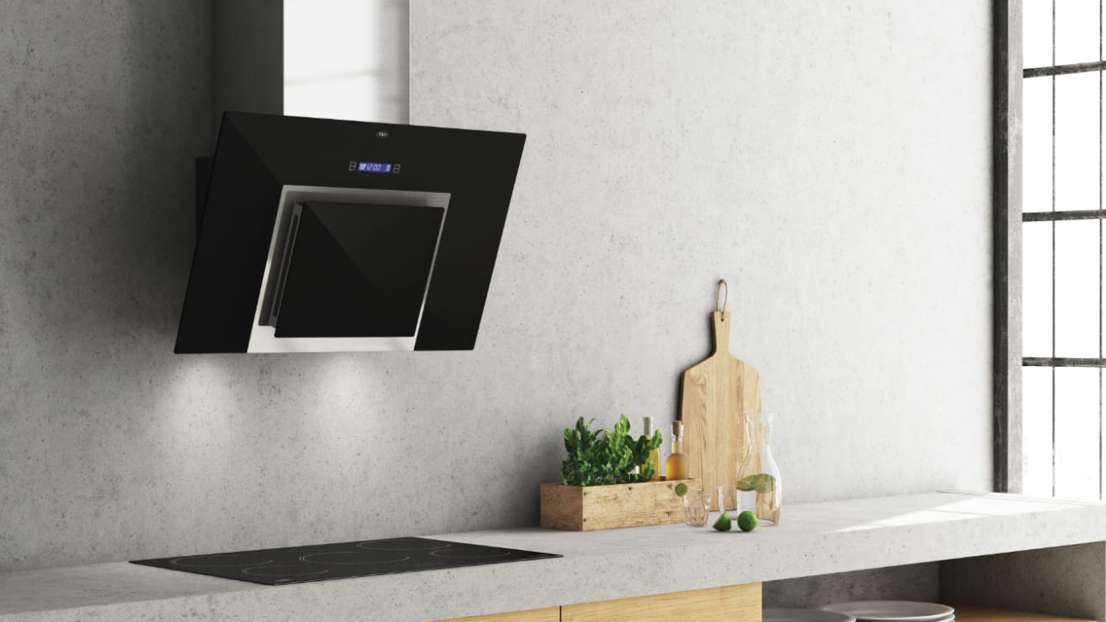 Una cocina con una campana extractora negra y un horno de leña.