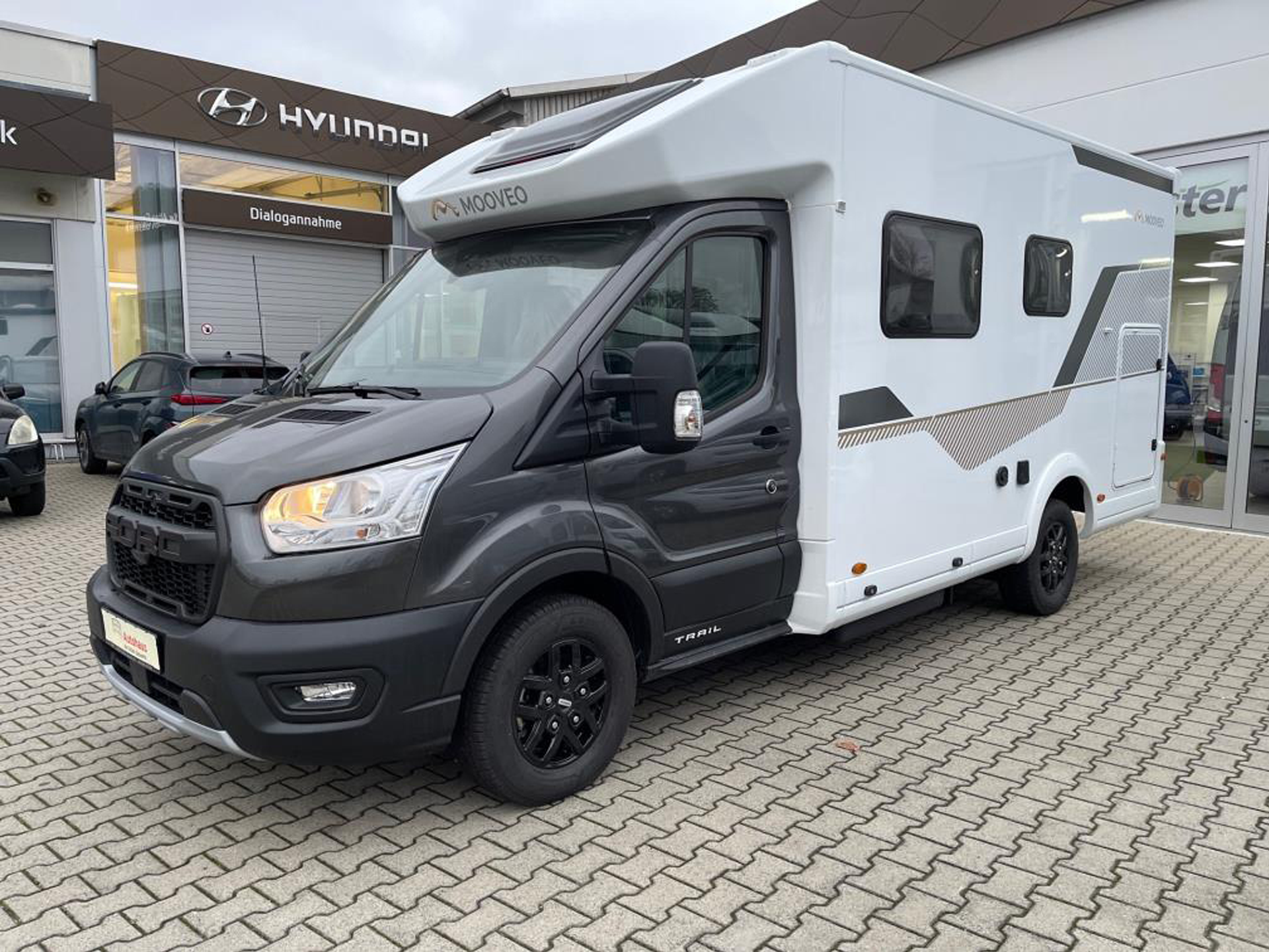 Ein Reisemobil am Parkplatz aufgenommen (Originalbild)