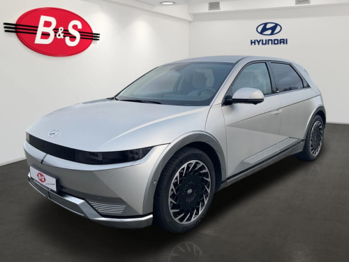 Ein silberner Hyundai Ioniq 5 steht in einem Ausstellungsraum.