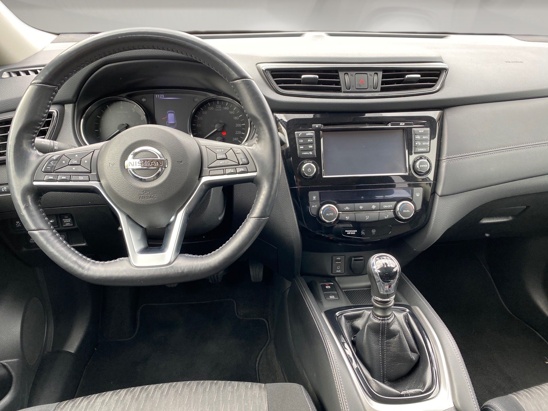 Fahrzeugfotografie: Nissan Innenaufnahme mit freigestelltem Blick durch das Fenster