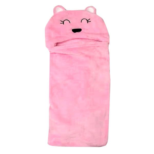 Op een houten tafel ligt een roze deken met een berengezicht erop.