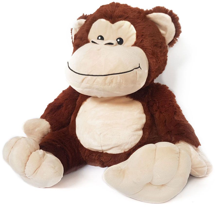 Een knuffelaap zit op een wit oppervlak