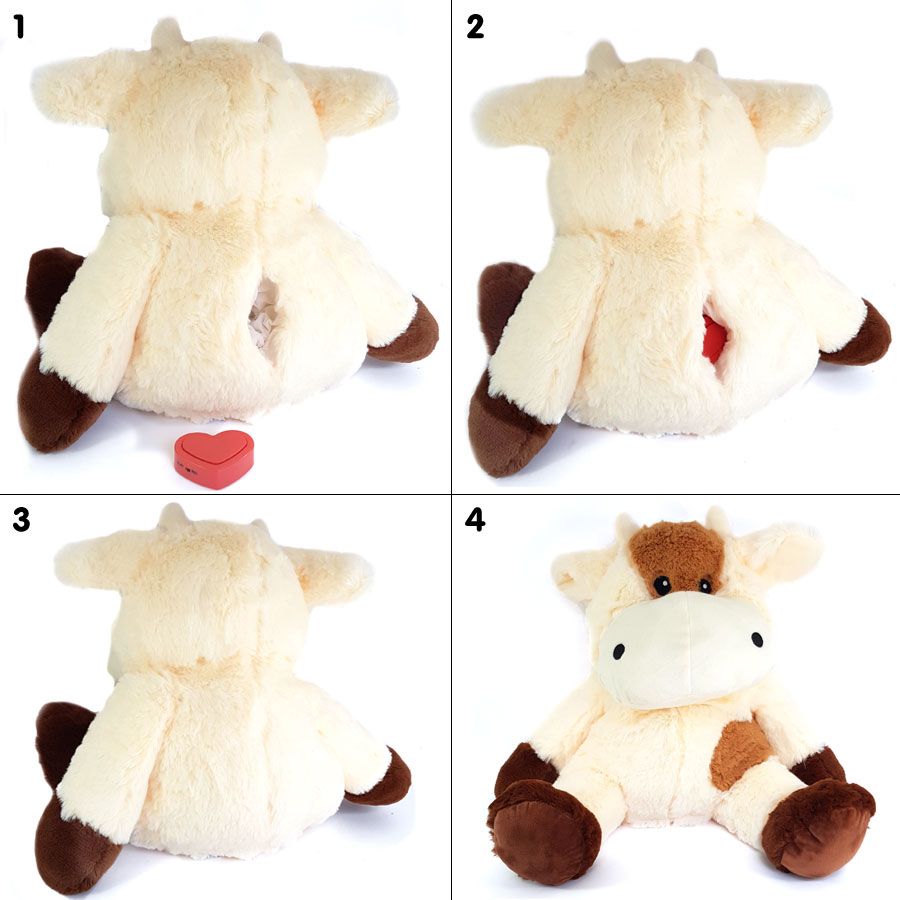 Een bruine en witte knuffelkoe zit op een wit oppervlak