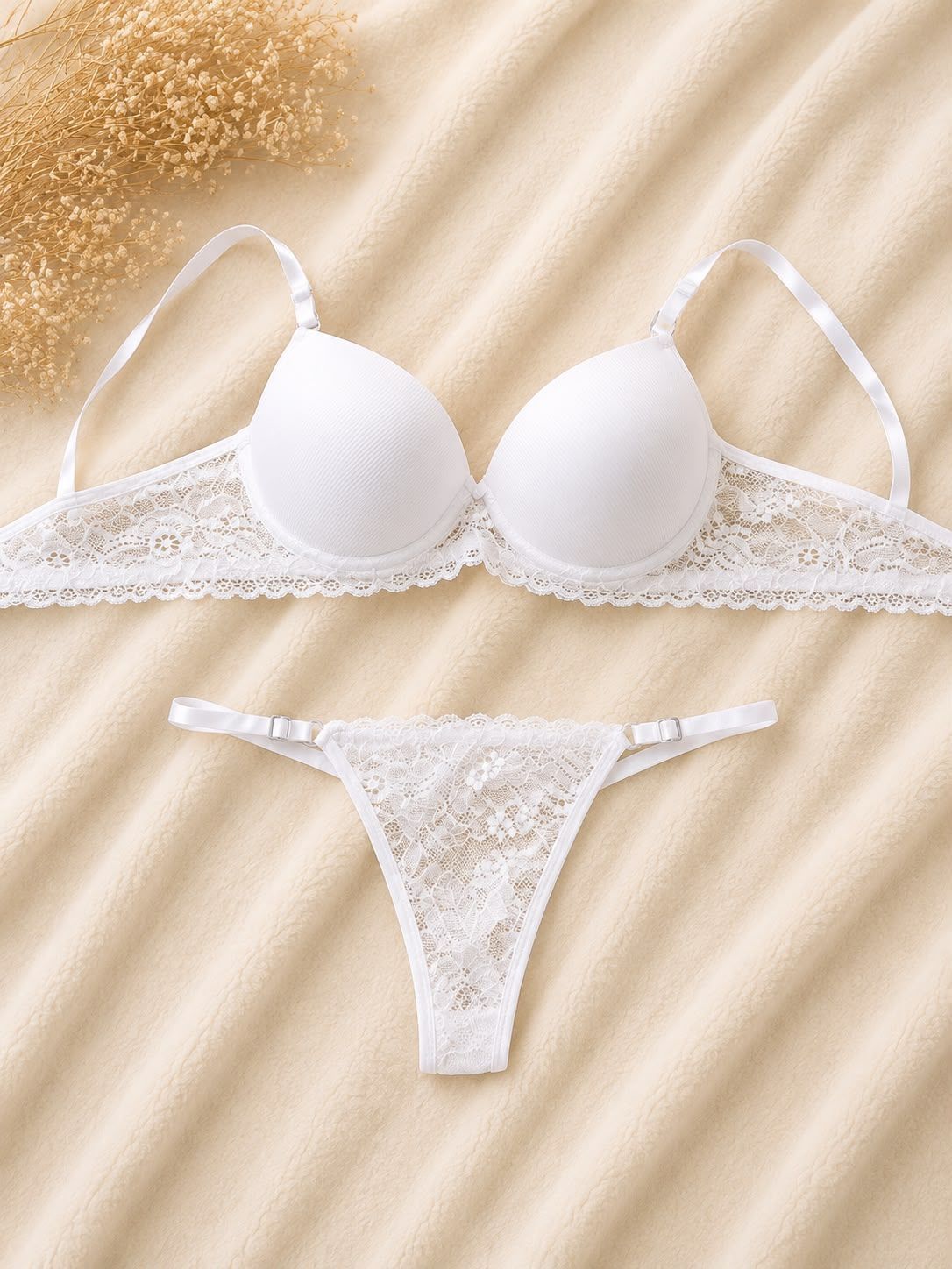 Conjunto de bikini verde sobre tela beige con un pequeño sombrero de paja.