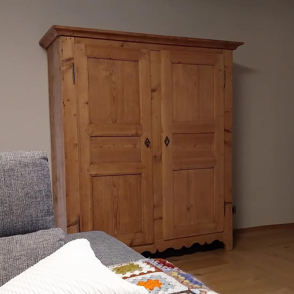 armadio in legno chiaro