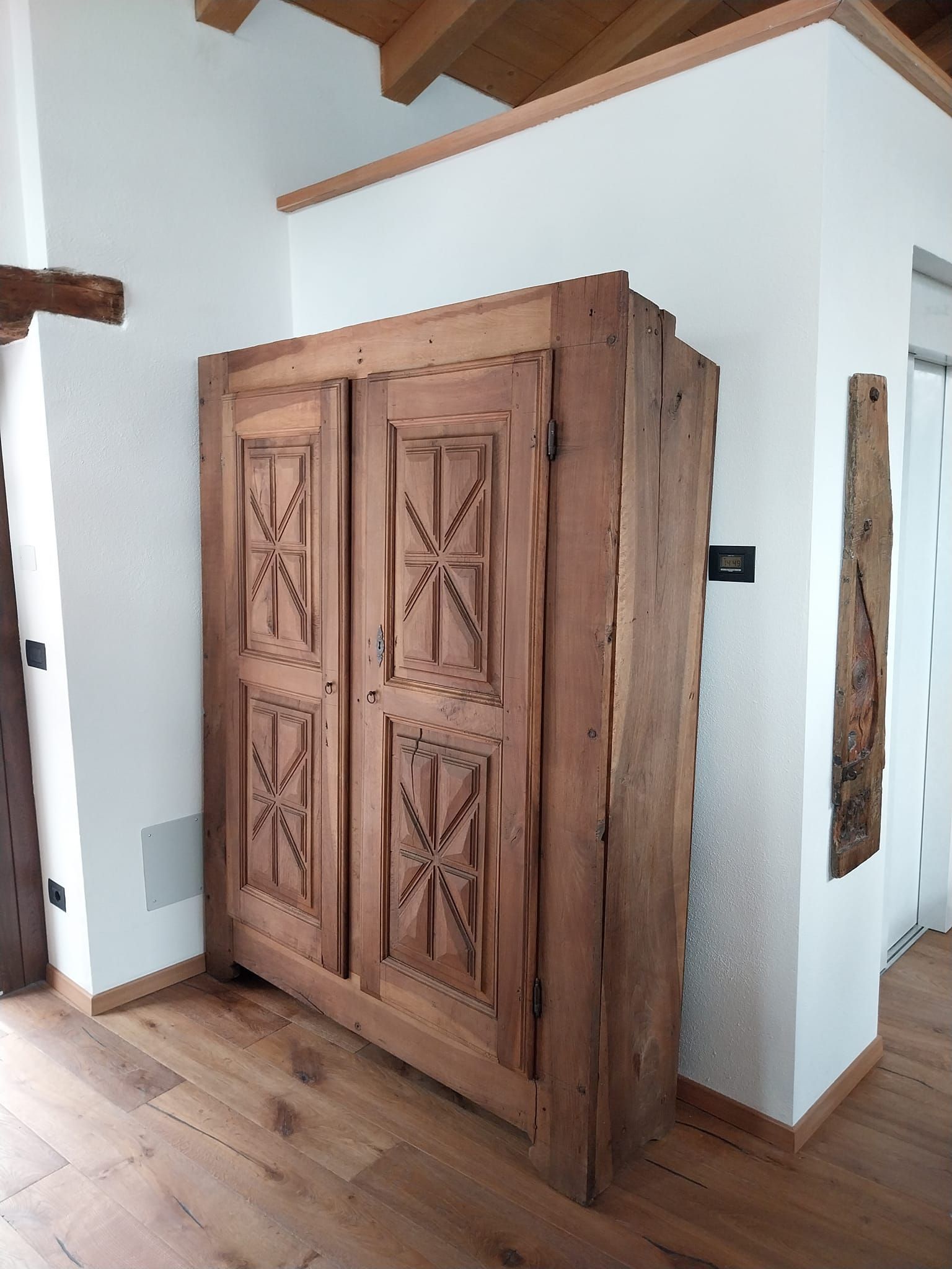 armadio in stile valdostano