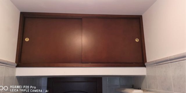 armadio con ante a scorrimento ancorato al soffitto