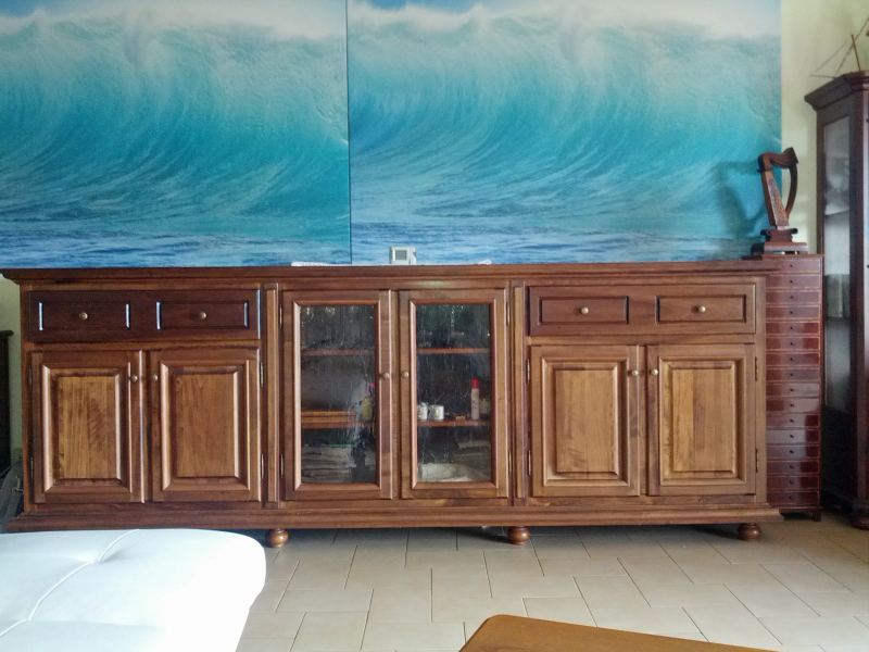 mobile in legno con sportelli a vetri