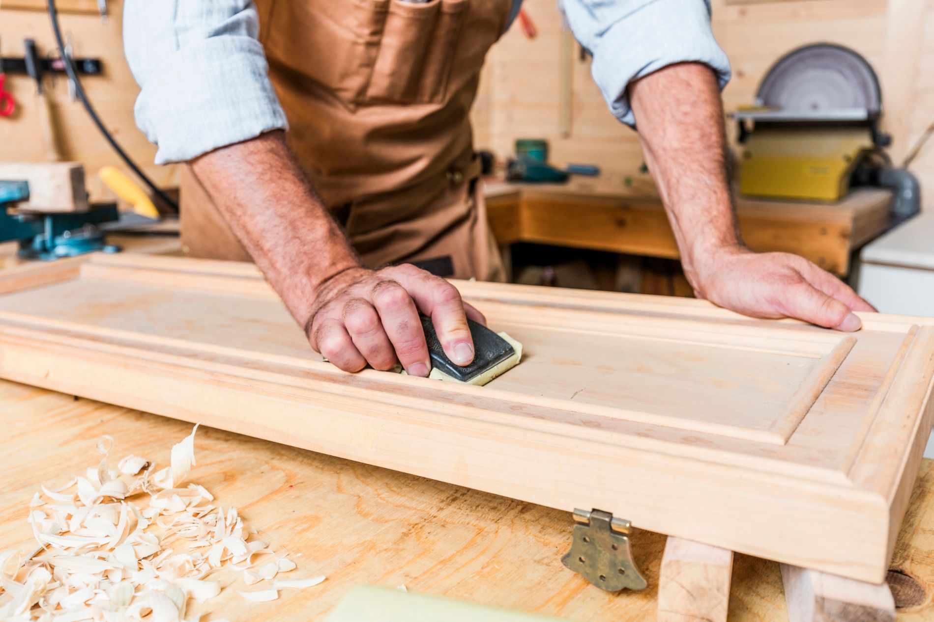 falegname che realizza una porta