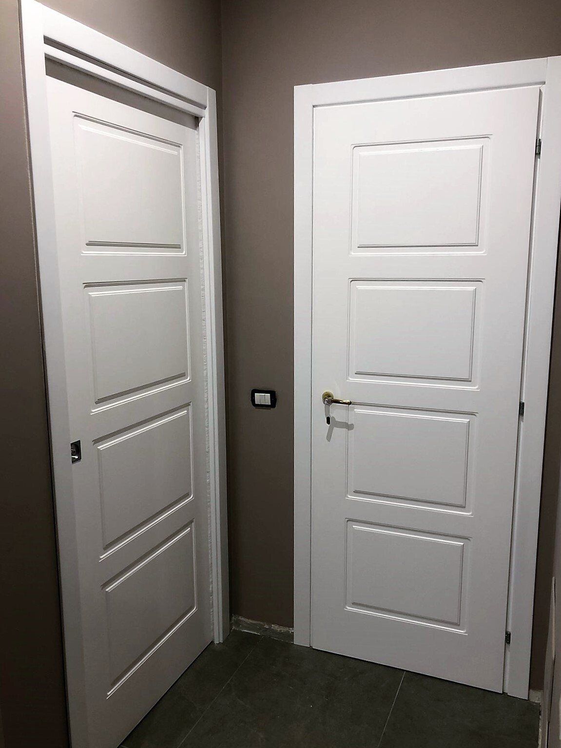 porta laccata con rilievi rettangolari